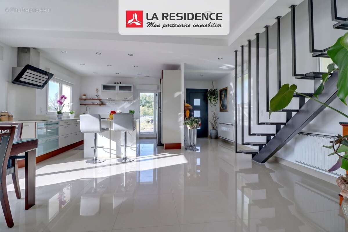 Maison 153 m² à Houdan  - photo 2