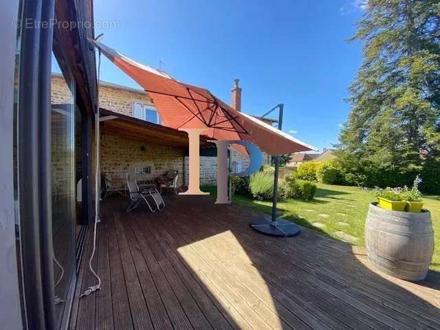 Maison à SAINT-CHRISTOPHE-EN-BRIONNAIS