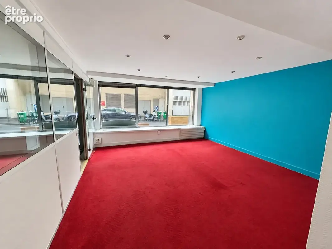 Bureaux / local commercial à vendre – Convention – Vitrine sur rue et 5 parkings - photo 3