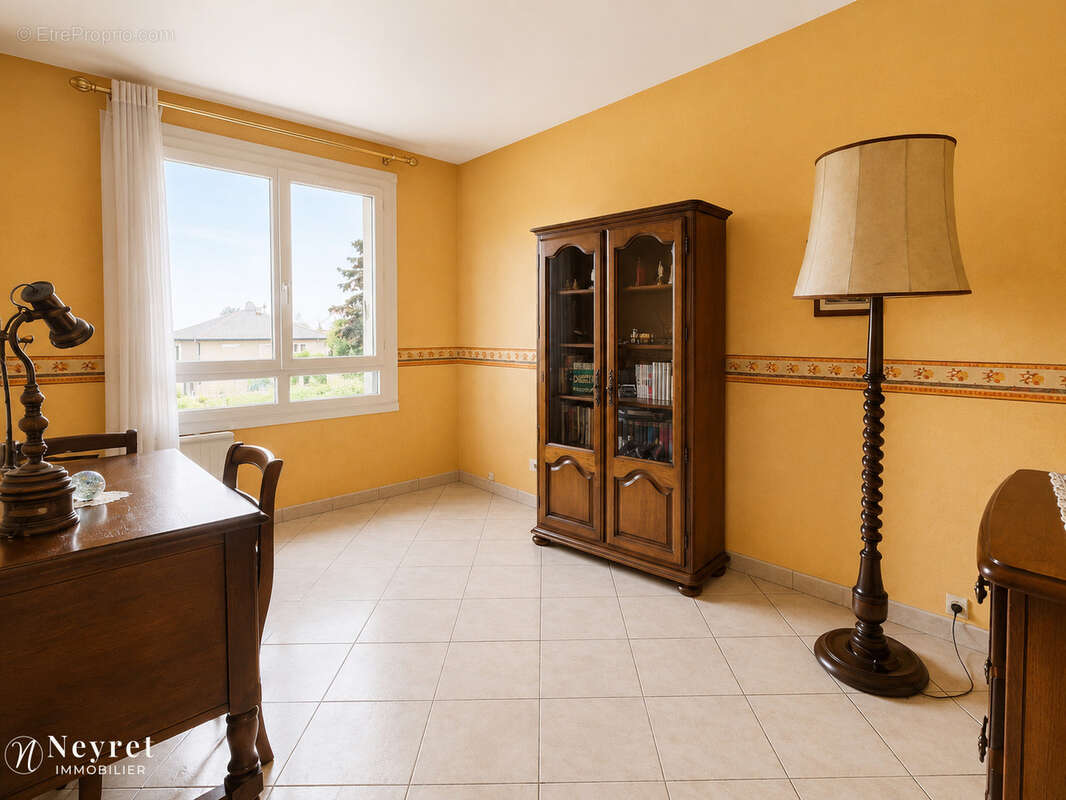 Appartement T5 en très bon état avec balcon, loggia et vue dégagée - photo 8