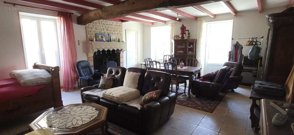 Maison à SAINT-GEORGES-DE-LONGUEPIERRE