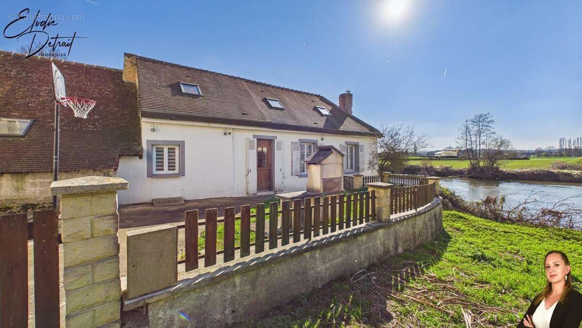 Maison à MONTBIZOT