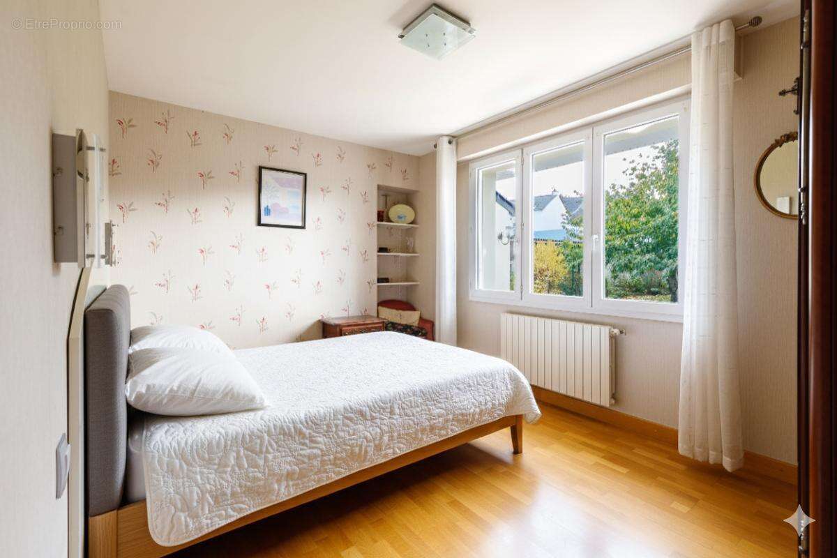 Maison 5 chambres  de 160 m² - CENTRE VILLE - photo 7