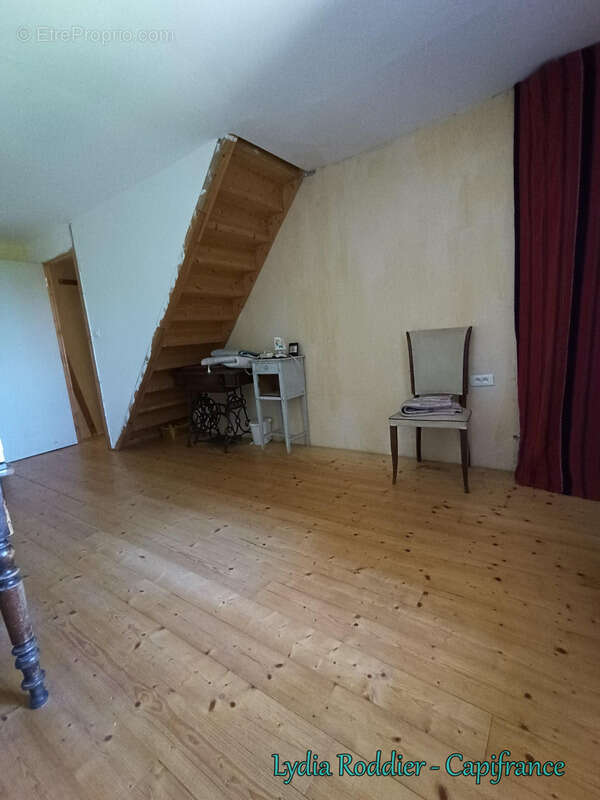 Fermette 10 pièces - grande grange - Rare à SAINT VICTOR MONTVIANEIX (63550) en Auvergne-Rhône Alpes - photo 13