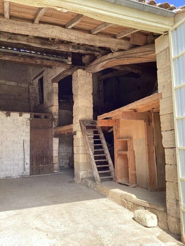 Maison à LES ARTIGUES-DE-LUSSAC