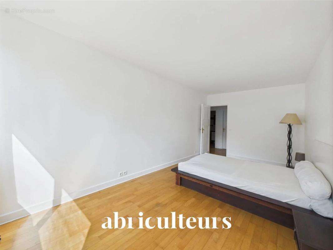 Appartement - 86 m² - Séjour lumineux avec accès balcon en vente à Courbevoie (92400) - photo 13