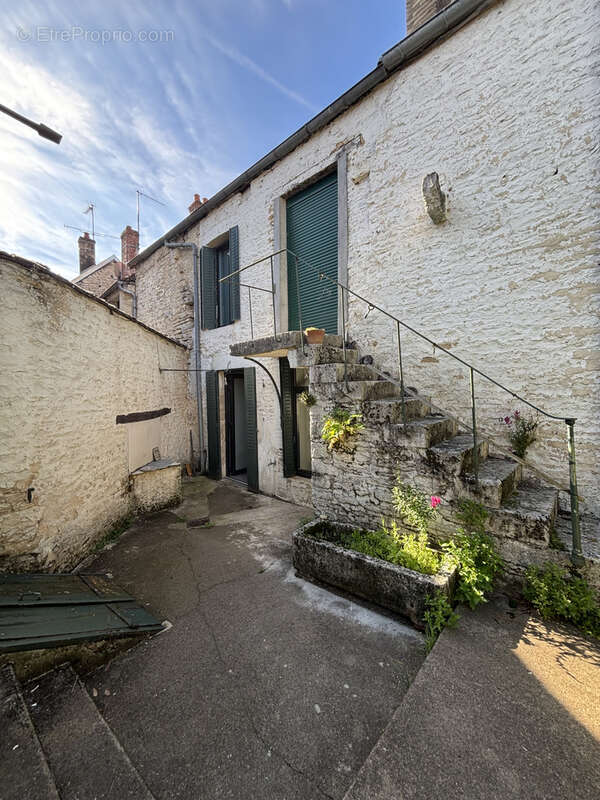 CHATILLON SUR SEINE  (21) maison R + 1 au centre ville , 90M2 avec terrain de 200m2 -atelier -caves - photo 2