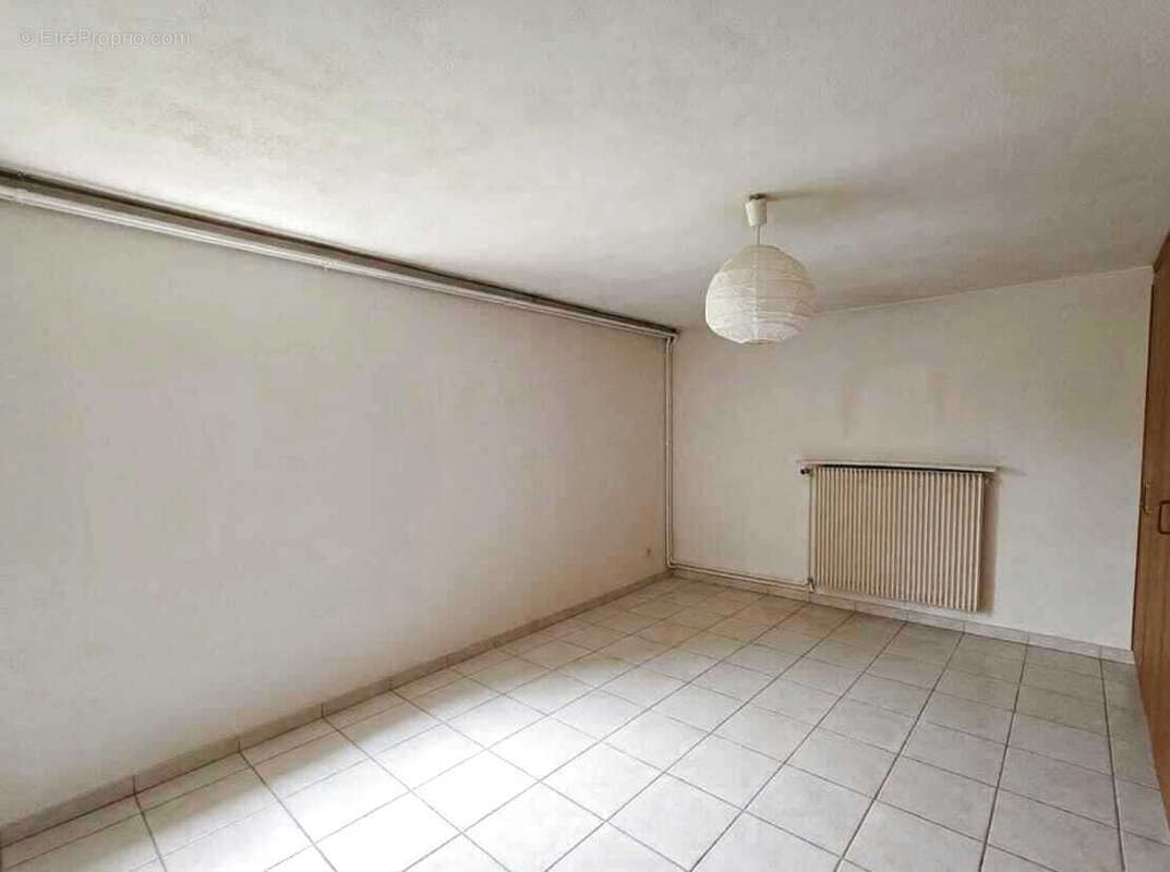Maison familiale avec sous-sol total et combles aménageables   Terrain arboré de 760 m2   Vieux Pontault Comba - photo 13