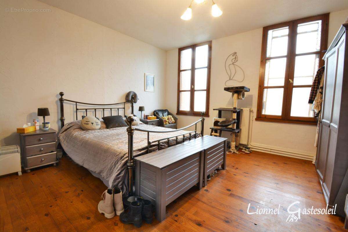 Immeuble rénové avec local commercial sur la commune de Sainte Foy la Grande (33) - photo 18