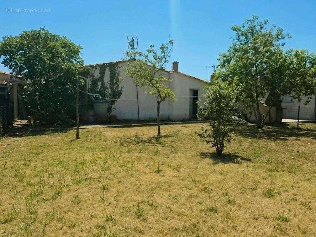 Maison de plain-pied avec grand garage, jardin et panneaux solaires - Saint-Christoly-de-Blaye (33920) - photo 15