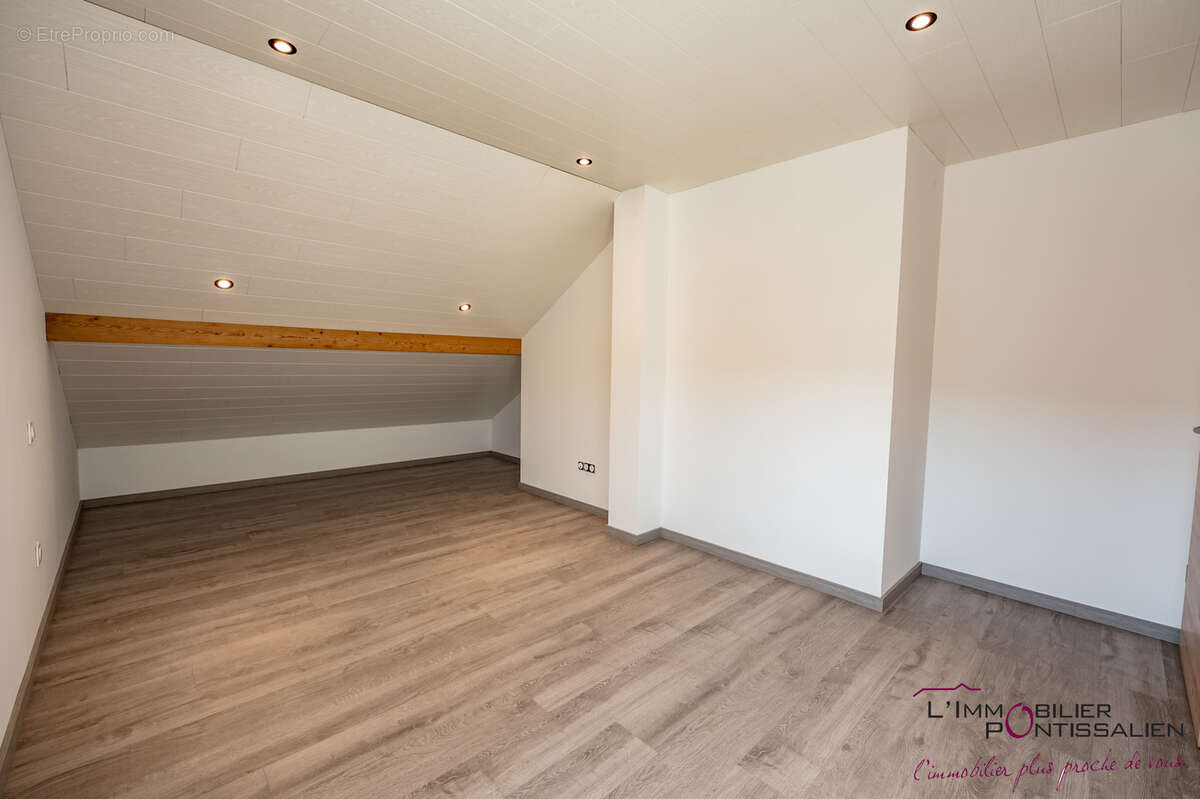 Pontarlier :t3 refait a neuf,terrasse et parking - photo 9