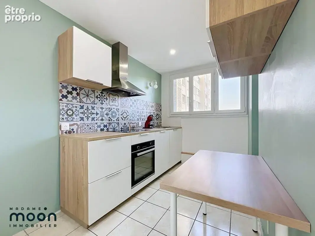 Oullins - Glacière T3/4 lumineux rénové 68m² + parking + cave 225 000€ - photo 9