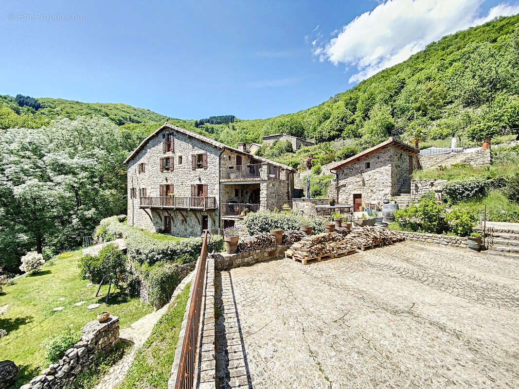 Demeure de caractère de 330m2 rénovés avec 6 chambres, 2,6 ha de terrain, piscine et vue dominante. - photo 2
