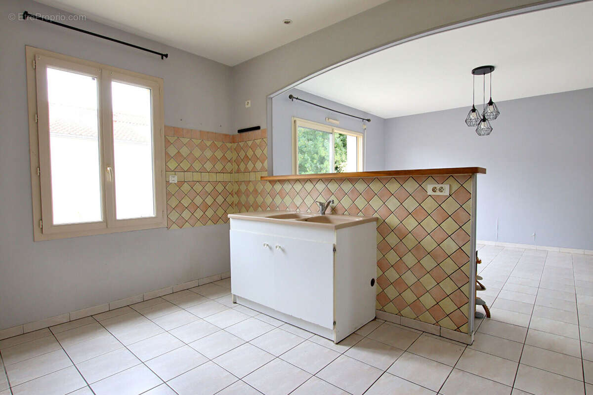 Vouillé bourg : maison 3 chambres avec garage et jardin clos. - photo 4