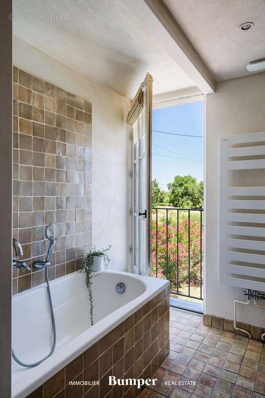 Maison 267 m² à Saint-Genis-Les-Ollieres  - photo 7