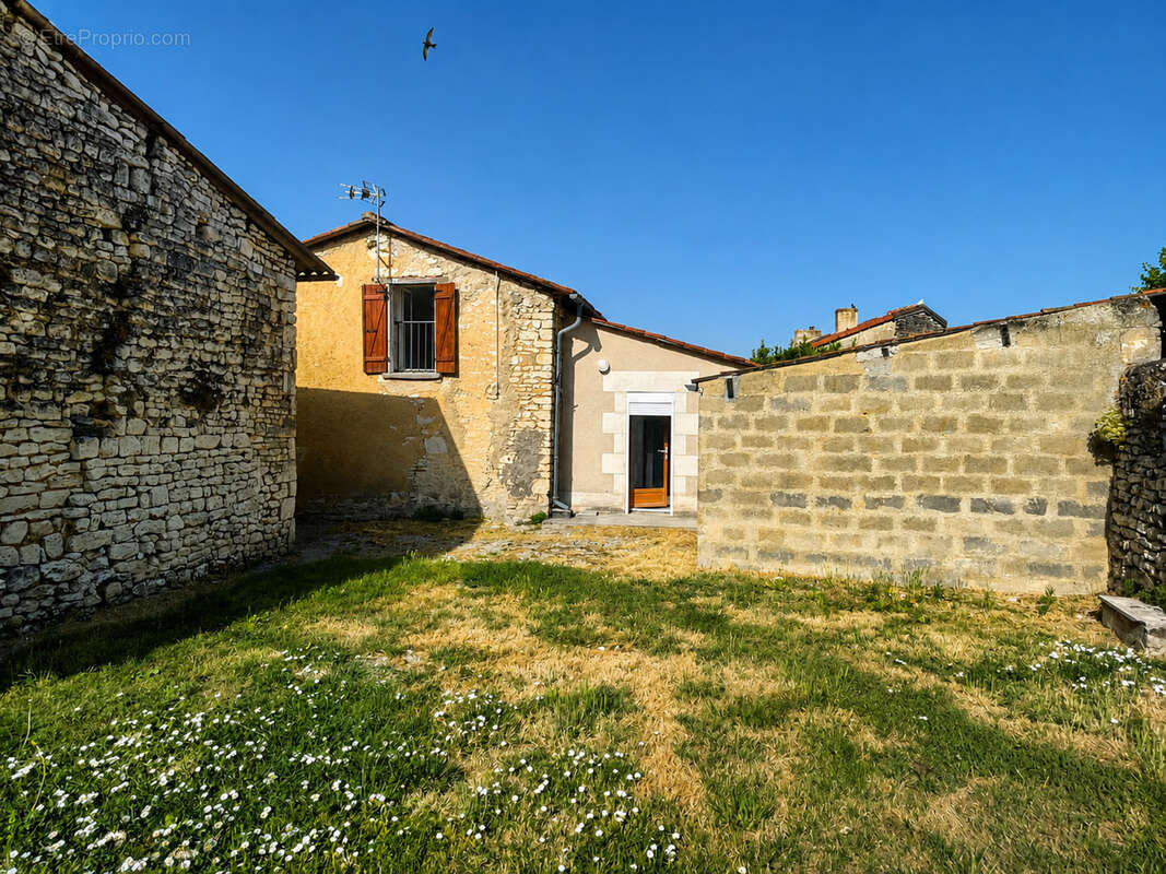 Maison en pierre avec jardin et dependances-  centre mirebeau - photo 2