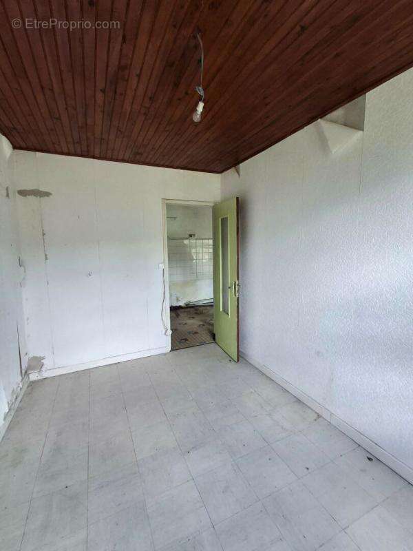 Maison de campagne à rénover - 120 m², 3 chambres, 1,8 ha de terrain avec chai à Saint-Palais-de-Négrignac - photo 11