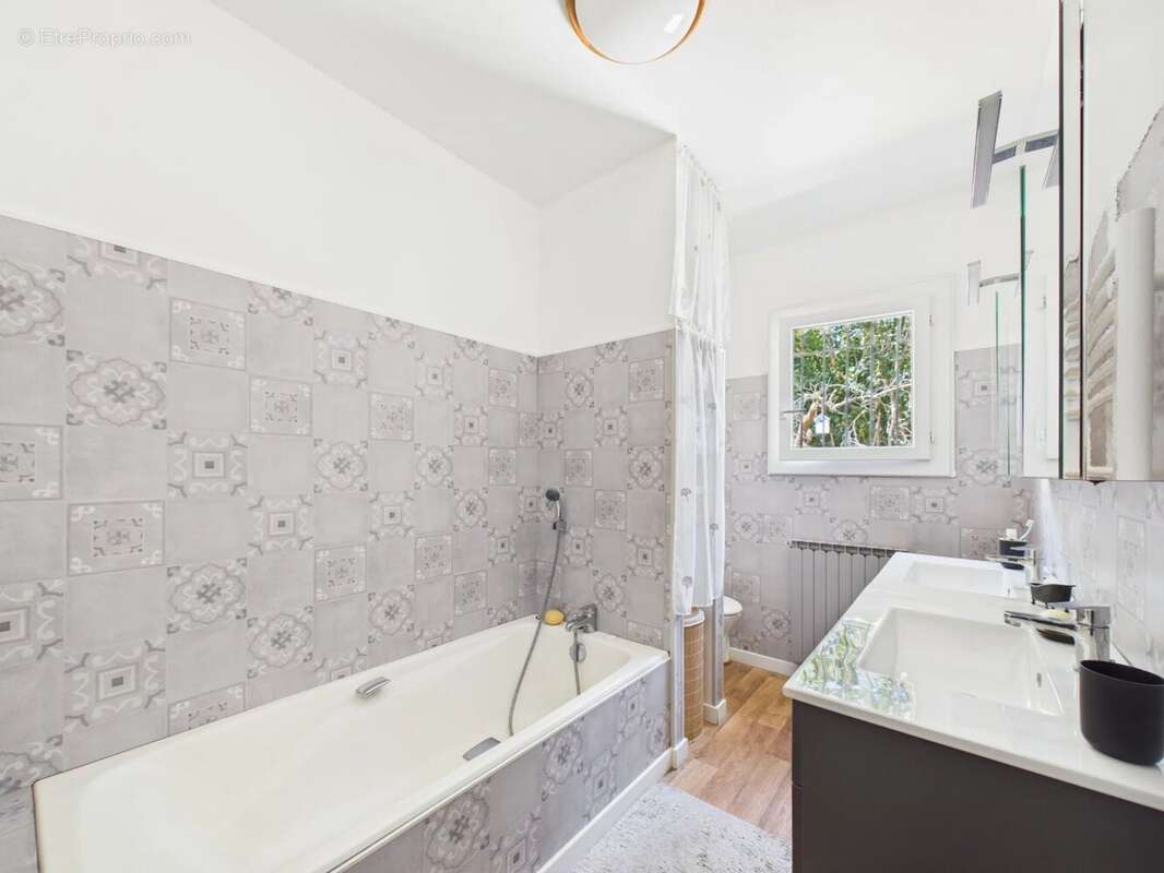 Propriété familiale composée de 2 logements – Terrain – Piscine – Tourrette-Levens - photo 14