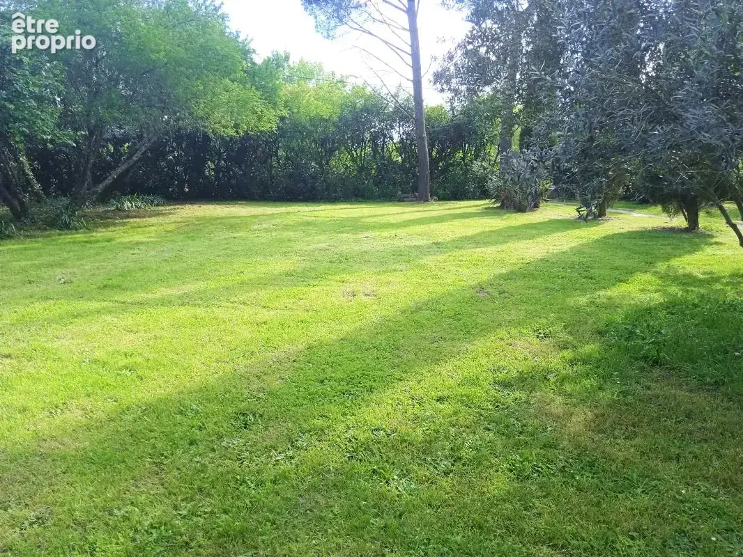 Terrain à SABLONS