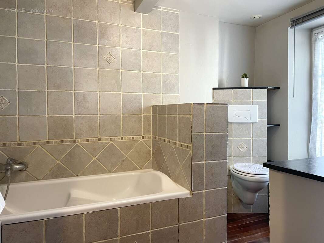 Salle de bains rdc - Maison à LA CHAPELLE-SOUEF