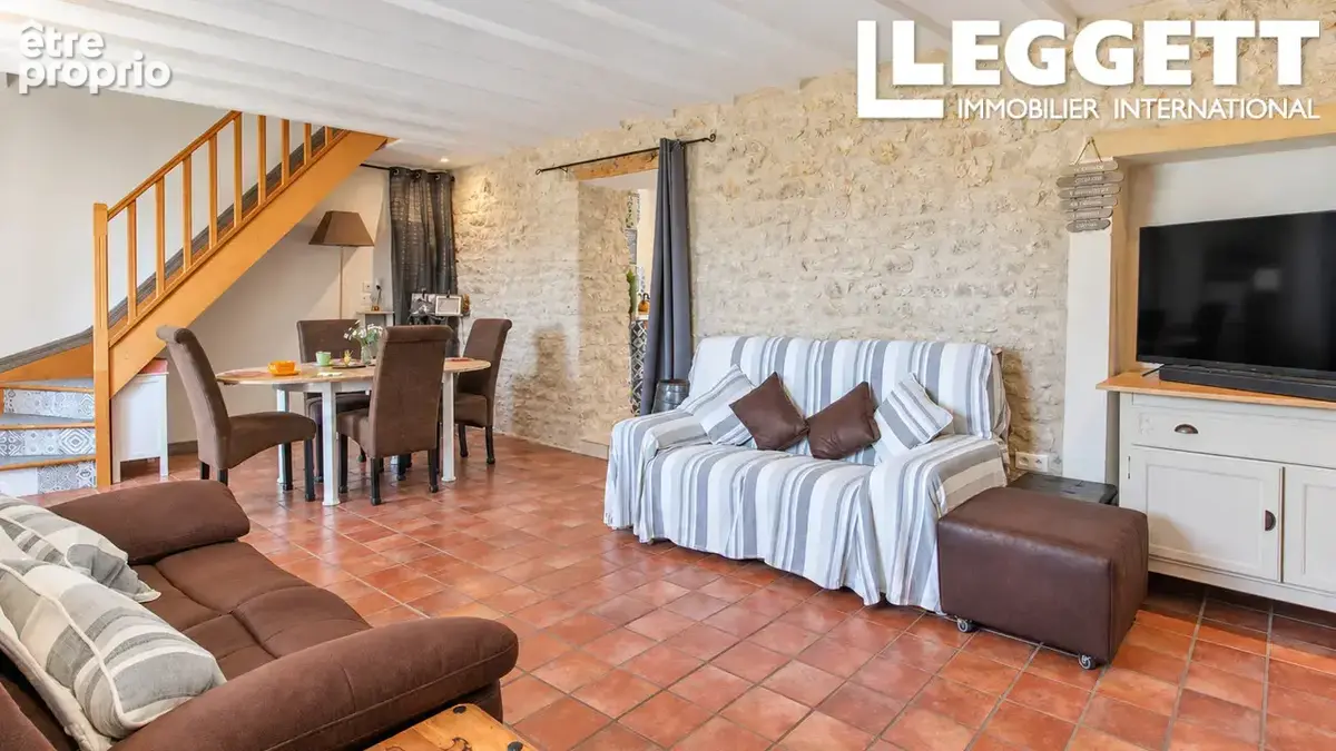 Maison indépendante rénovée avec soin sur un terrain de 5010m² dans un superbe cadre sur la vallée de Pamproux - photo 4
