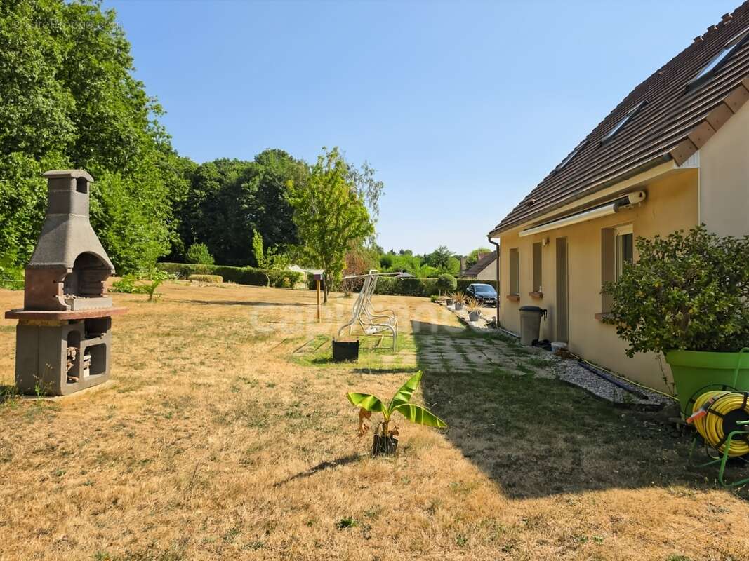 Maison familiale de 4 chambres sur plus de 6 000 m² de terrain à Saint-Maixent - photo 4