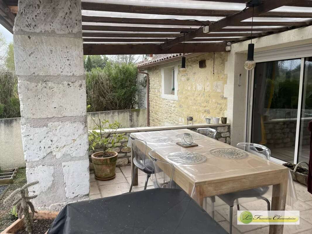 Maison à MAGNAC-SUR-TOUVRE