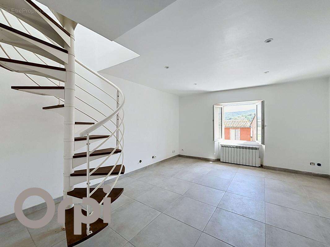 Appartement à ROQUEBRUNE-SUR-ARGENS