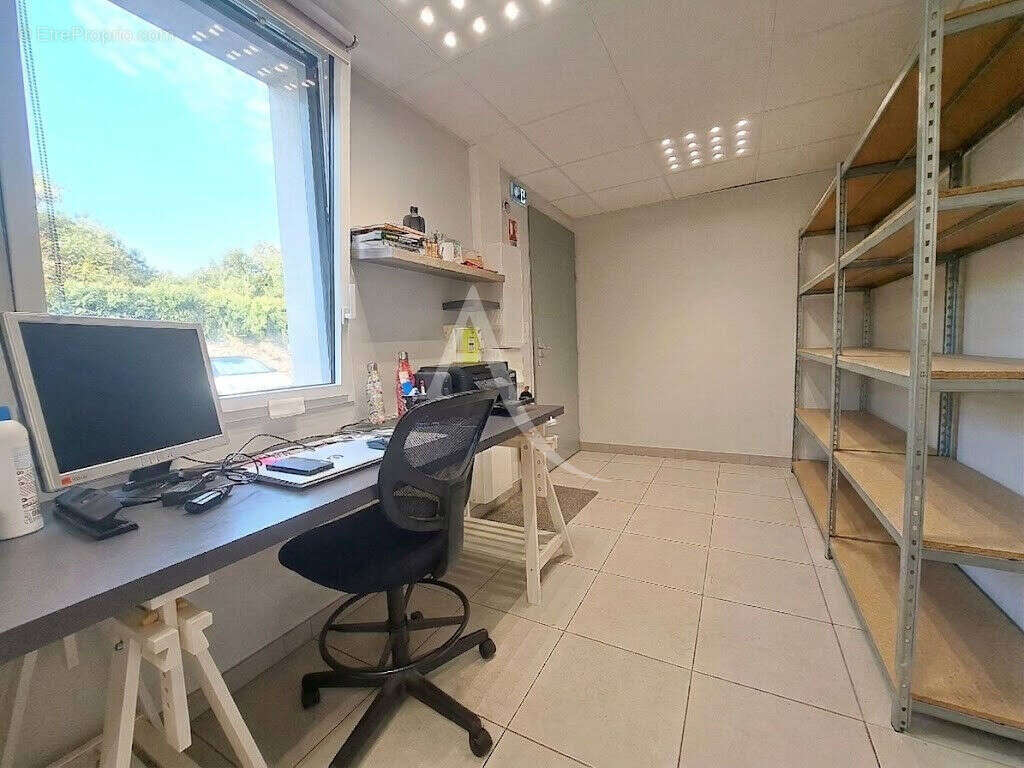 Local commercial de 77 m²  à MOUCHAMPS !! - photo 5