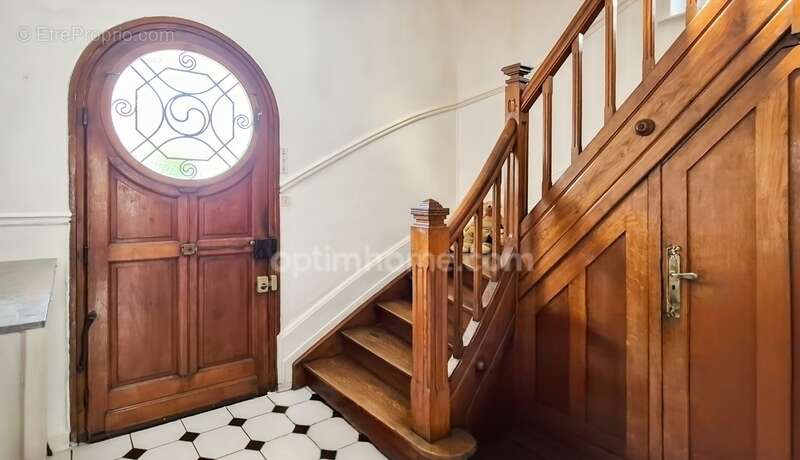 90000 belfort centre- maison de maitre- 6 pieces- 5 chambres- sous sol complet- parking- terrasse- calme - photo 3