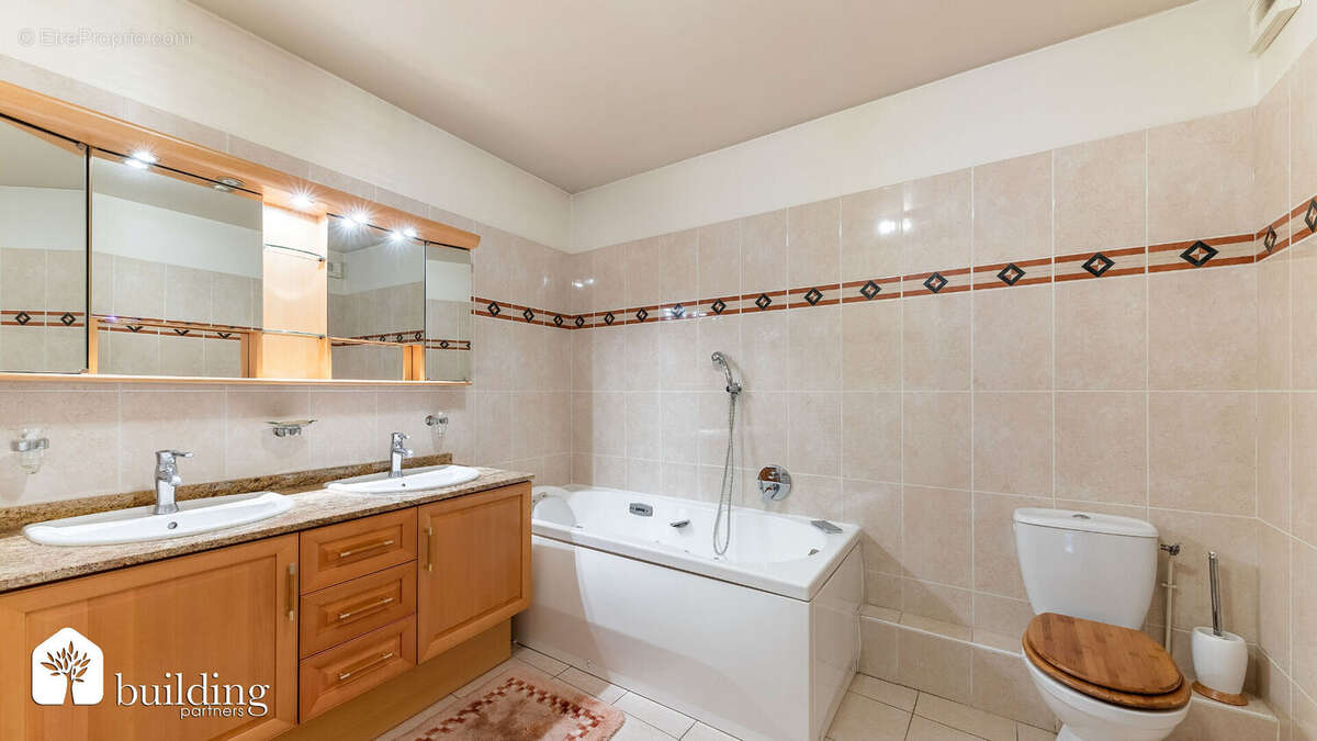 À vendre - Levallois-Perret Centre Mairie - Appartement 5 pièces avec balcon de 127 m² - photo 8