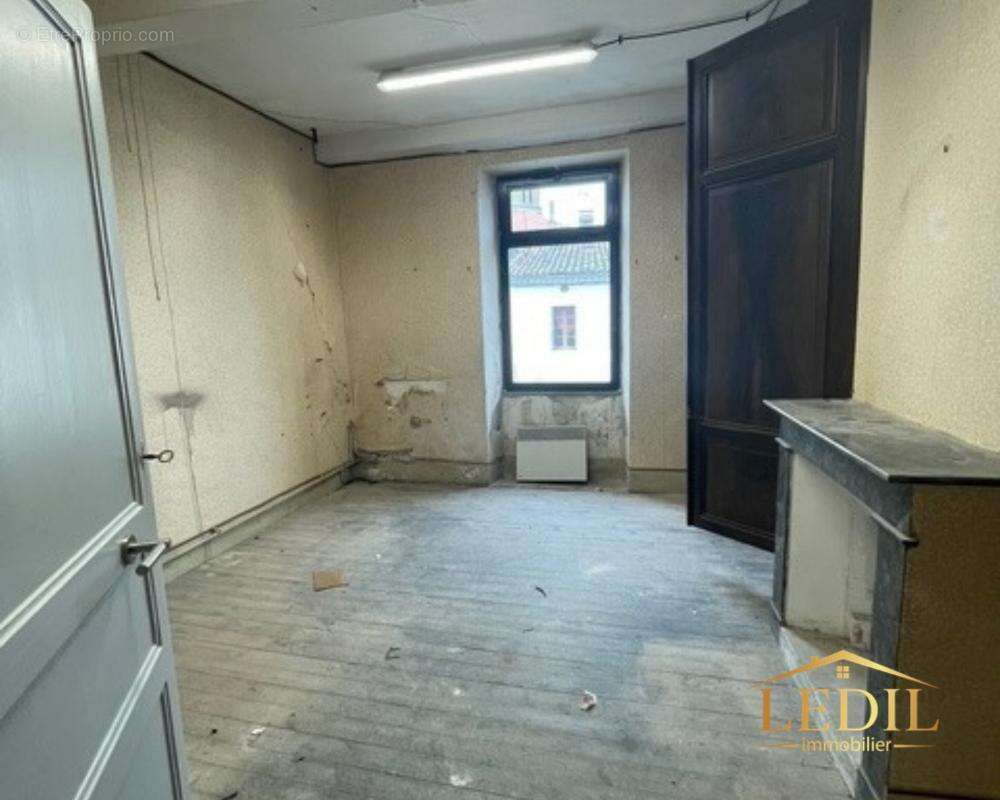 Commerce à BOURG-DE-VISA