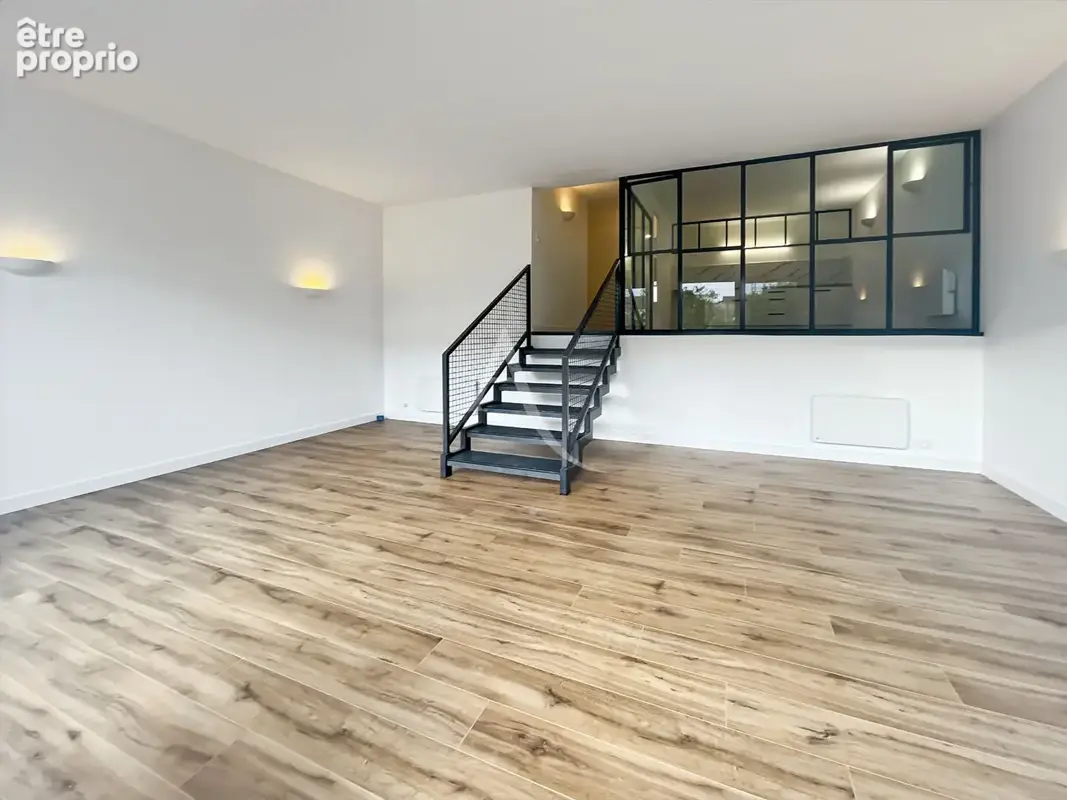 Appartement atypique de 86 m² avec terrasse plein sud en centre-ville de Challans - photo 3
