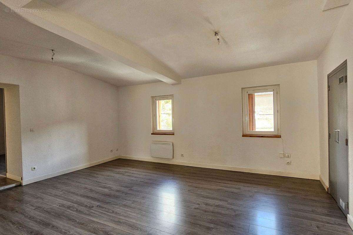 Appartement à REYNES