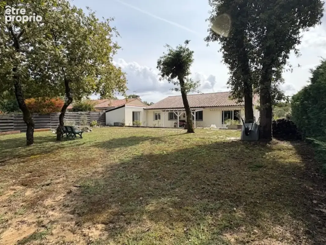 A vendre - Maison de plain pied de 146 m² - garage aménagé - photo 2