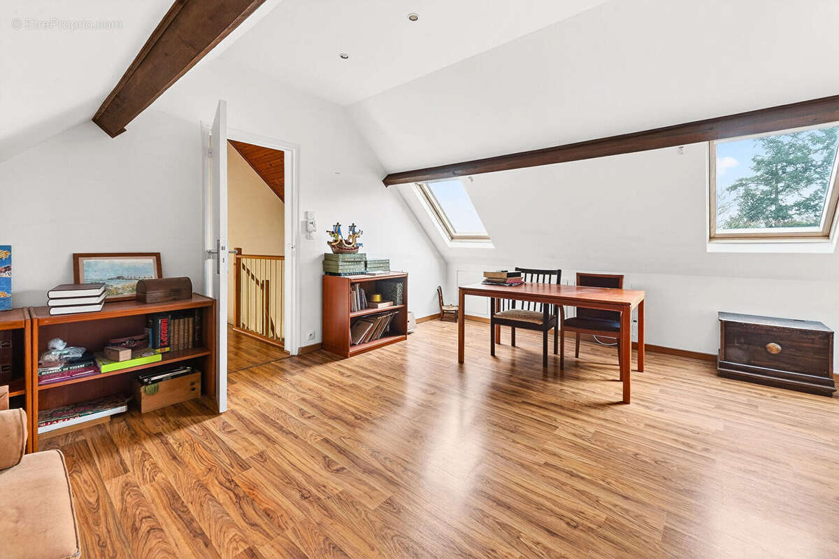 LES LOGES-EN-JOSAS - BELLE MAISON  200M2 sur un terrain arobiré de 1223m2 - photo 12