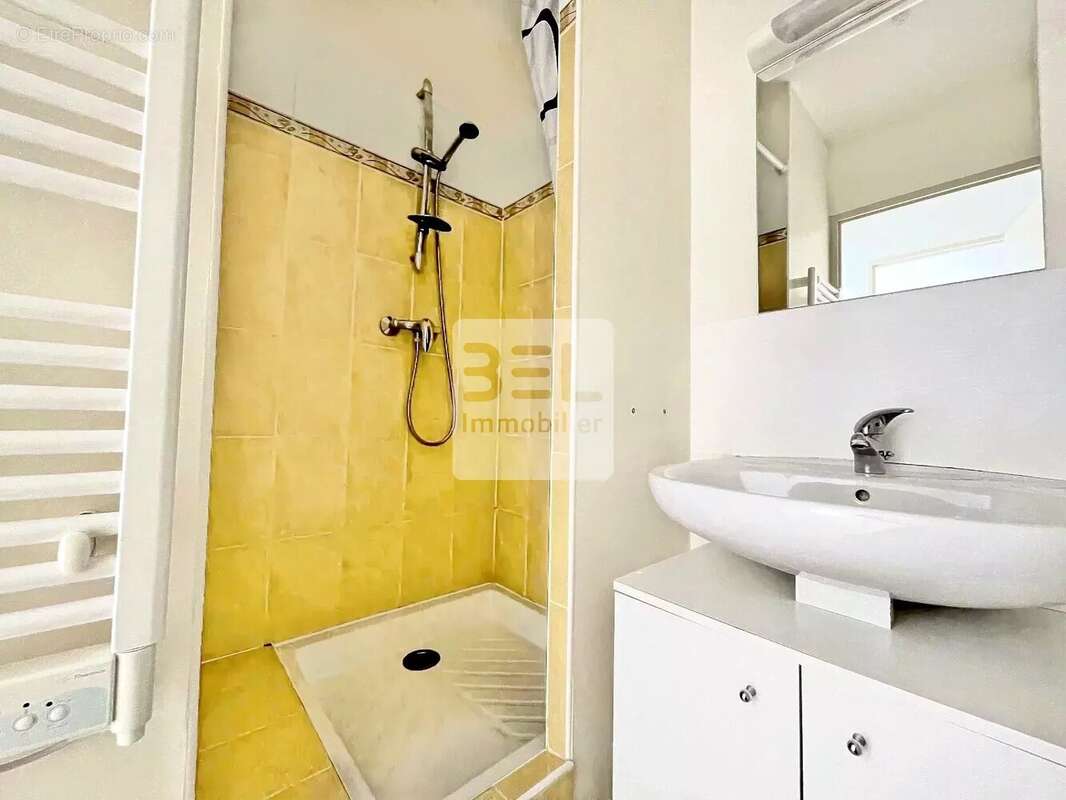 Appartement à BAGNOLS-SUR-CEZE