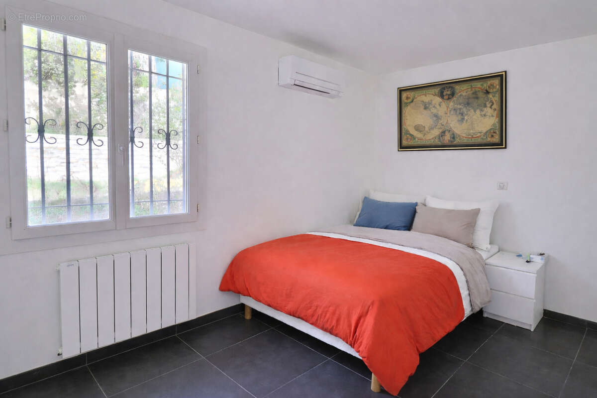 Maison à SAINT-CLEMENT-DE-RIVIERE