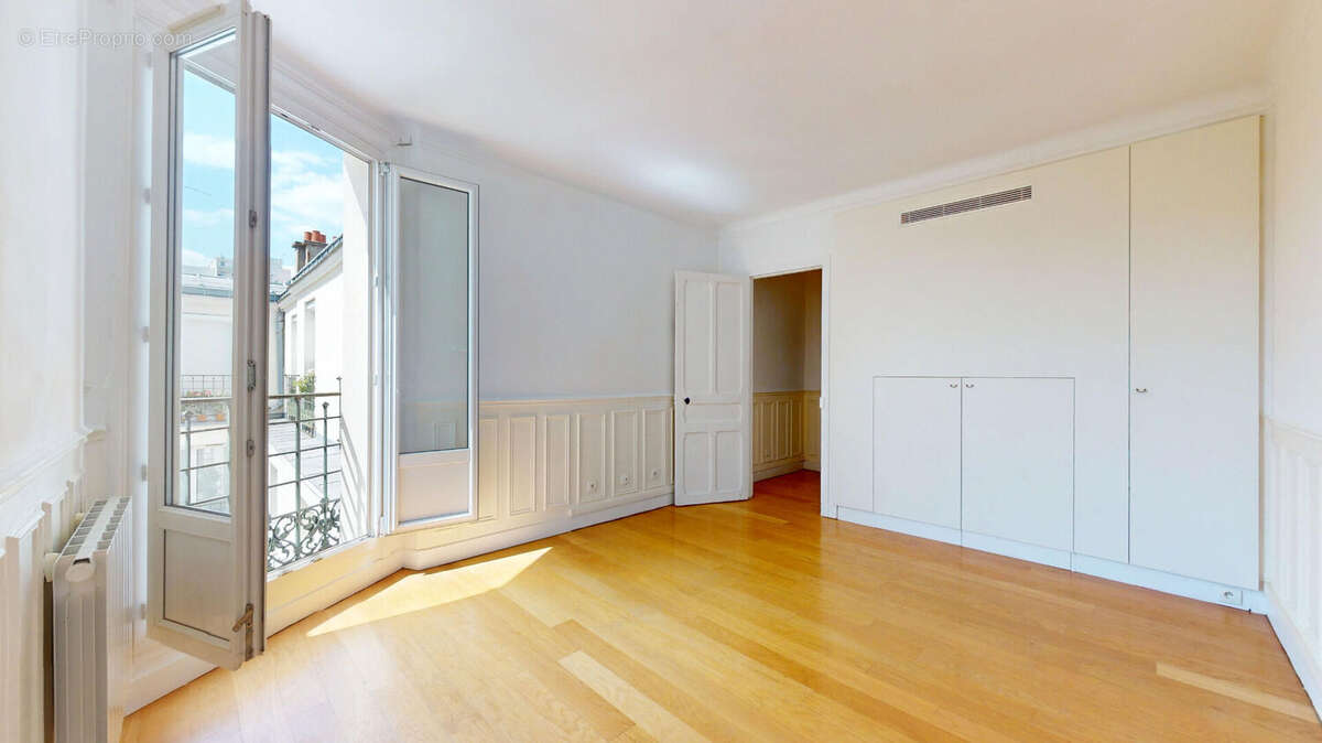 Appartement à PARIS-14E