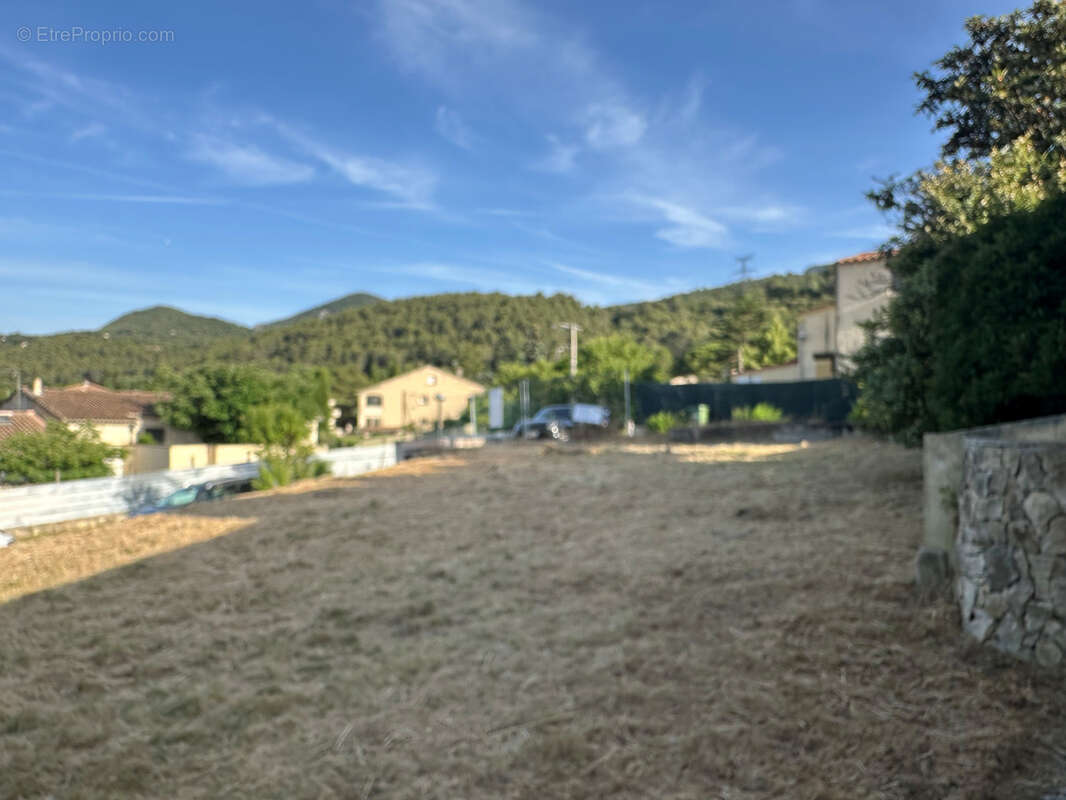 MIMET   Terrain à bâtir de 871 m2 avec piscine et dépendances - photo 2