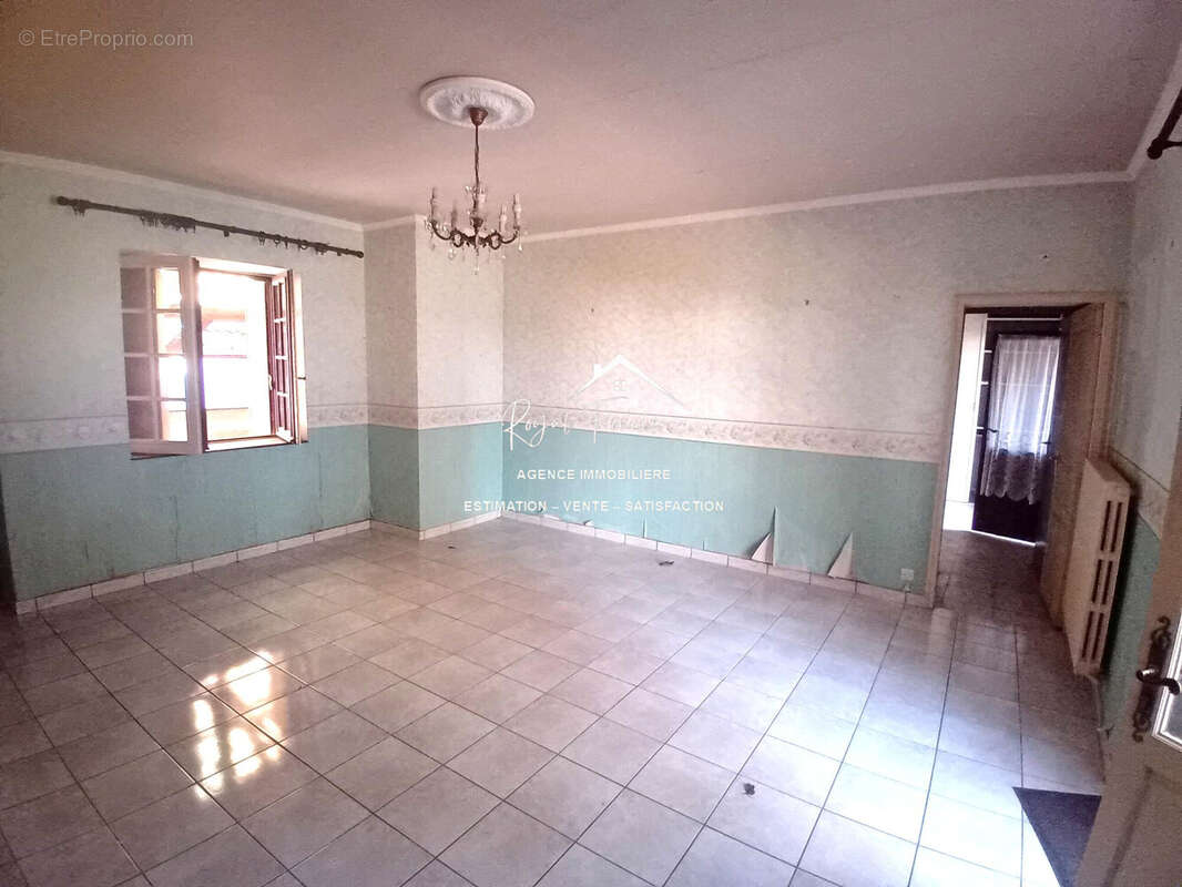 Salon de 22 m2  - Maison à SAINT-GENEST-D'AMBIERE
