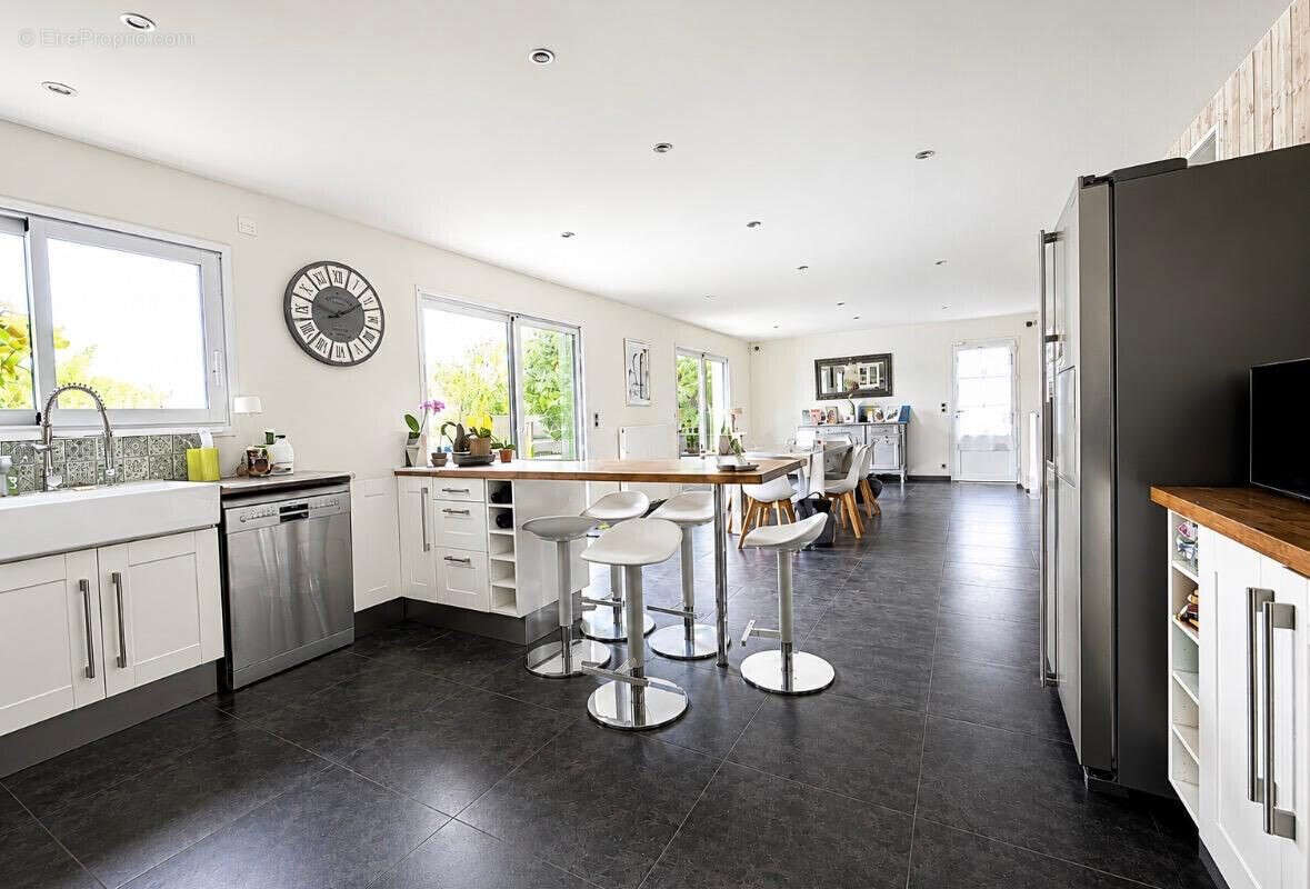 Maison 196 m² à Gond-Pontouvre  - photo 4