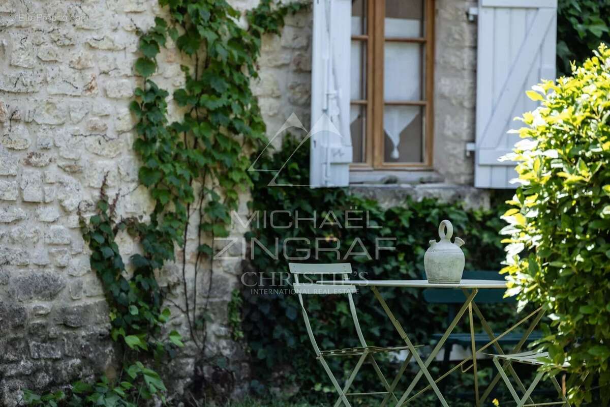 Exclusivité - Charmante maison provençale en pierre avec piscine au cœur du Luberon - photo 3