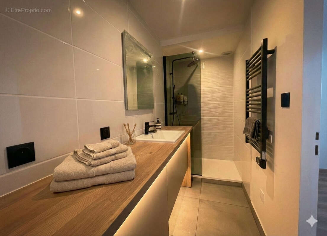 Salle d'eau Rdc - Maison à DECINES-CHARPIEU