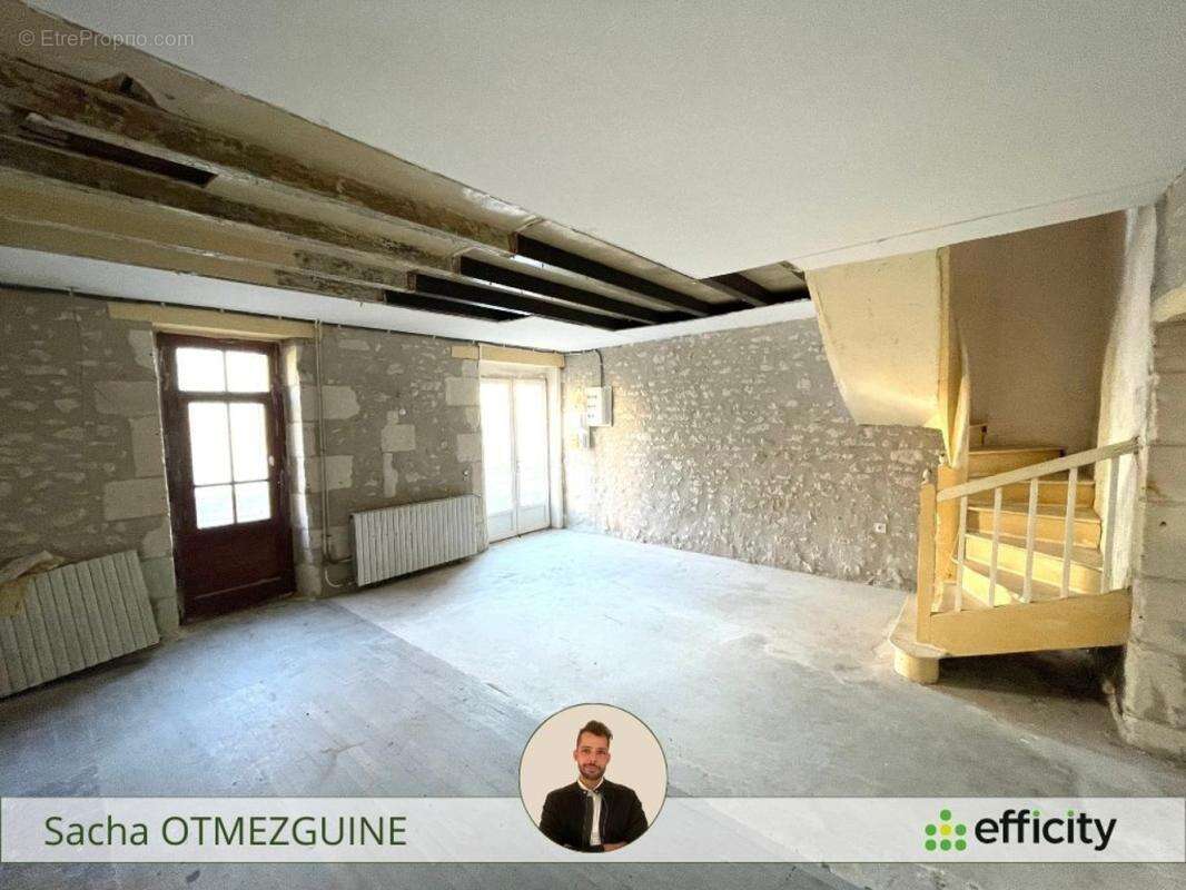 Maison à AZAY-LE-FERRON