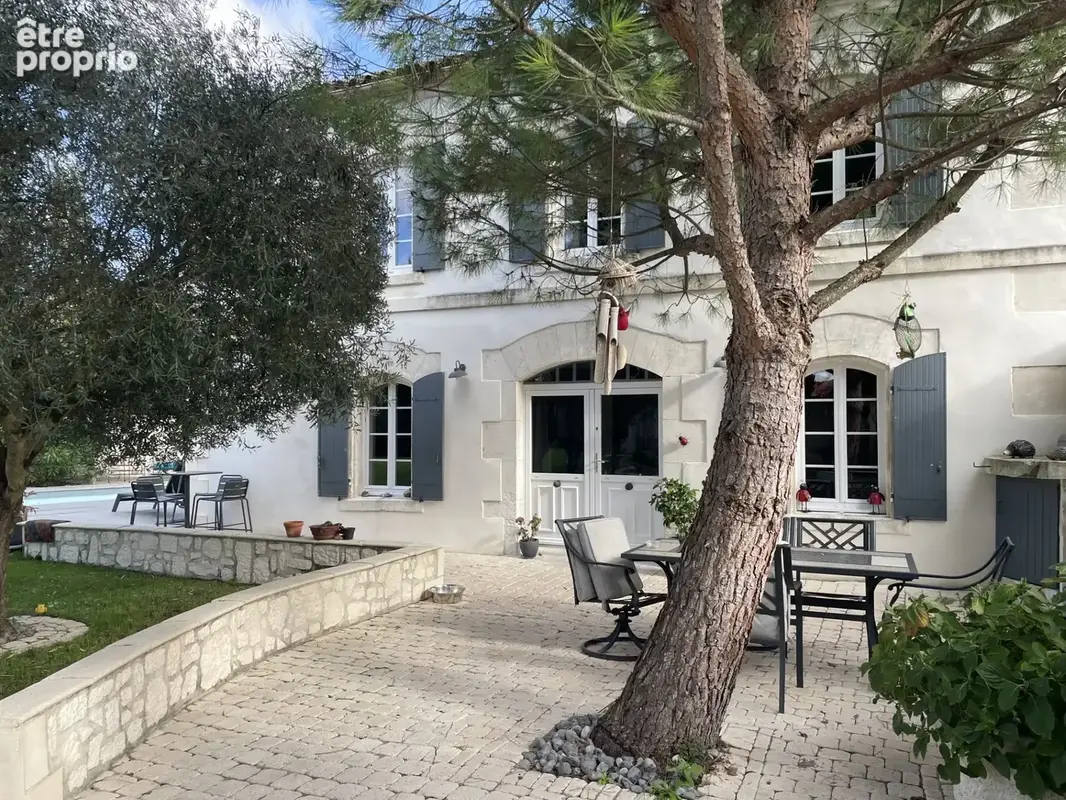 Salignac magnifique propriete 5 chambres 2 garages atelier piscine chauffee 276 m2 habitables jardin de 1300 m - photo 1