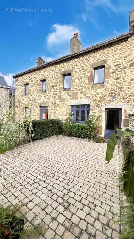 Photo 2 - Maison à AMBRIERES-LES-VALLEES