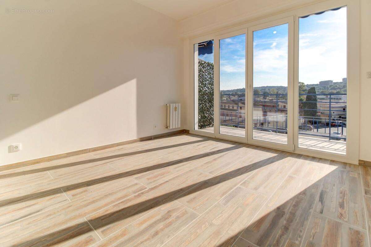 3 pièces rénové avec aperçu mer –cave- Cagnes sur Mer - photo 12