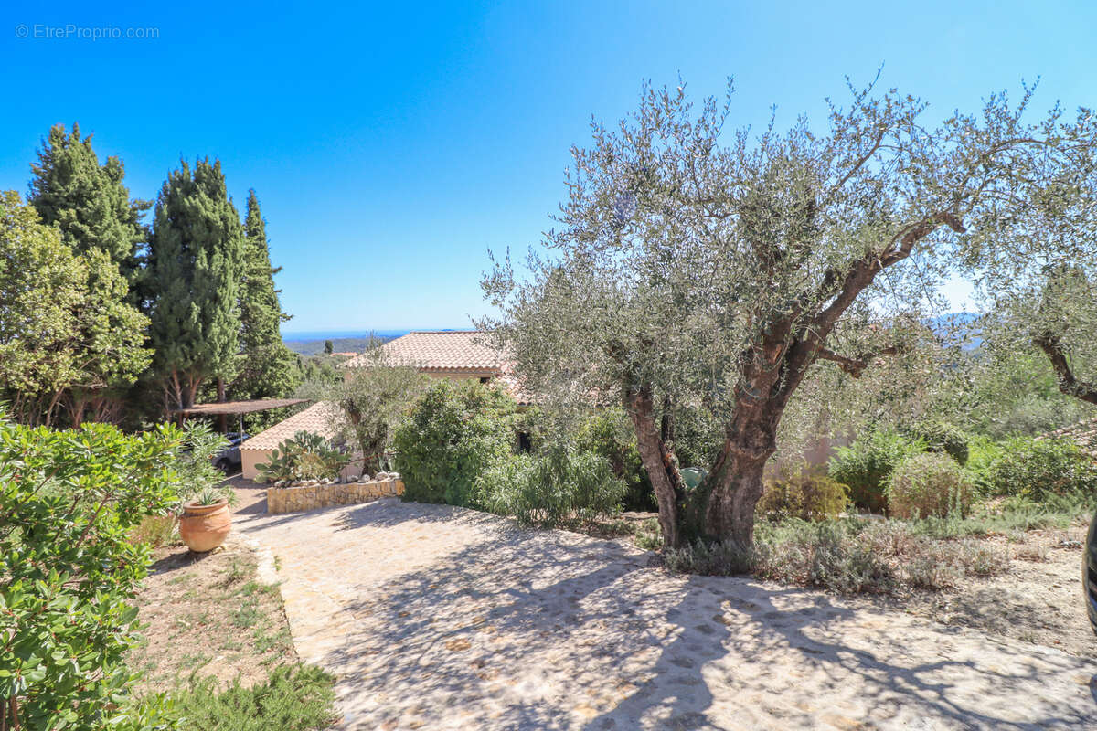 Maison à CHATEAUNEUF-GRASSE