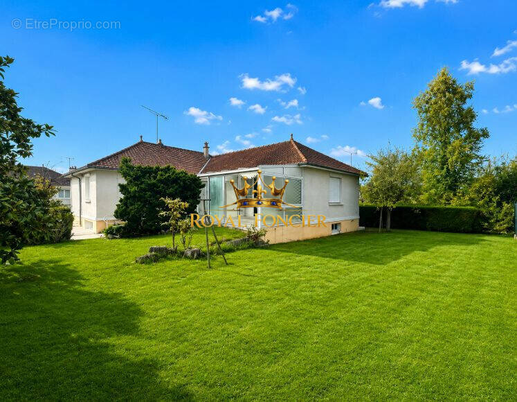 Pavillon familiale proche des commodités   - Maison à LES ORMES